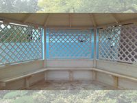 Лавки в шестигранных беседках.